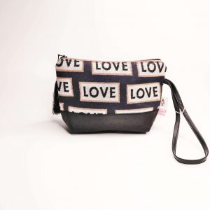 Tasche mit Pailletten und Love-Muster