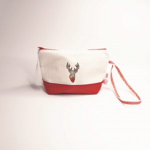Rote und weiße Tasche mit einer Hirschfigur