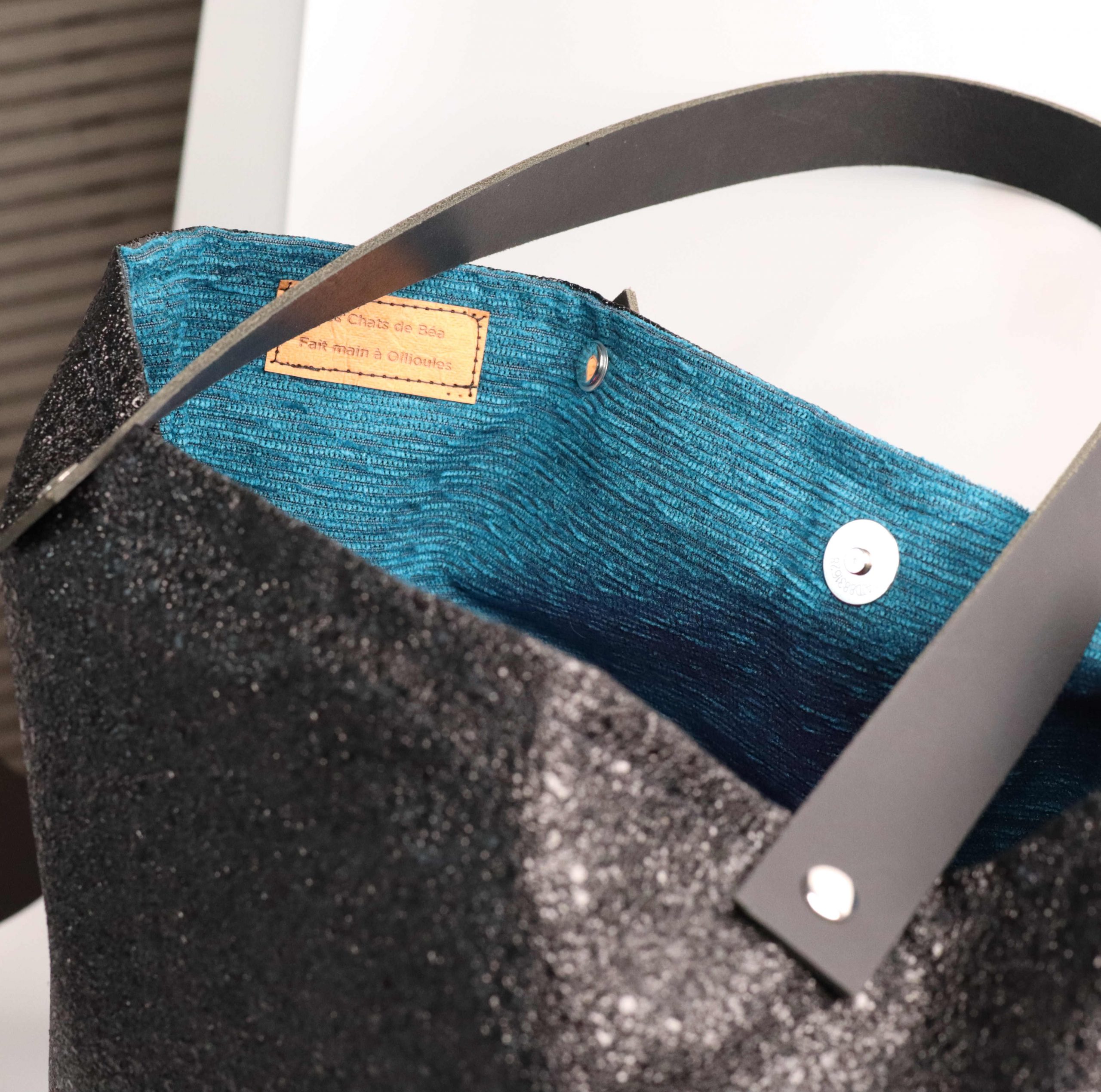 Schwarze Pailletten-Tasche mit Van Gogh-gemusterten Katzenköpfen – Bild 5