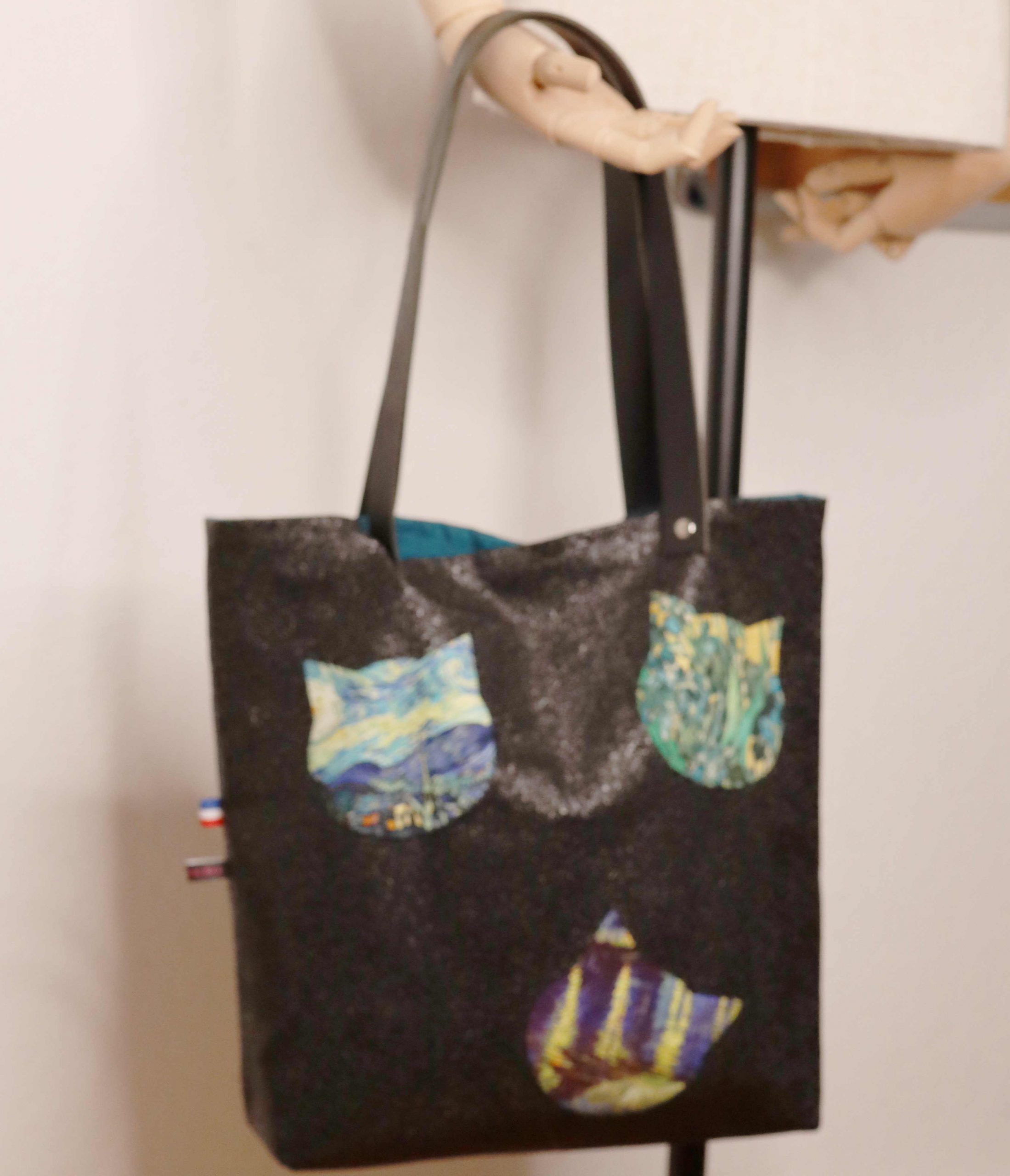 Schwarze Pailletten-Tasche mit Van Gogh-gemusterten Katzenköpfen – Bild 3