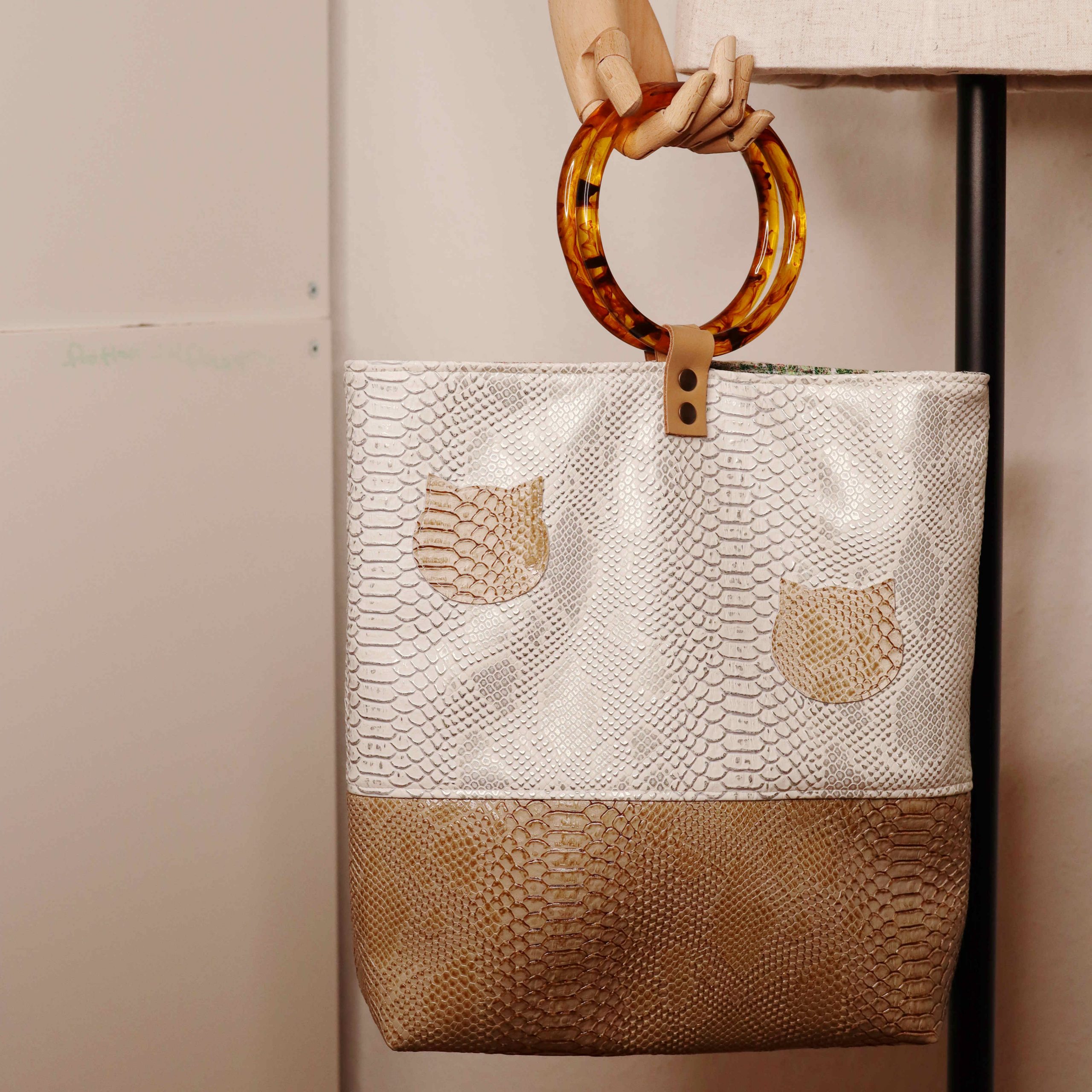 Beige und cremefarbene Handtasche aus Kunstleder Python mit Kunstharzgriffen