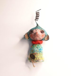 Sculpture aimantée de figurine fantaisiste en papier mâché