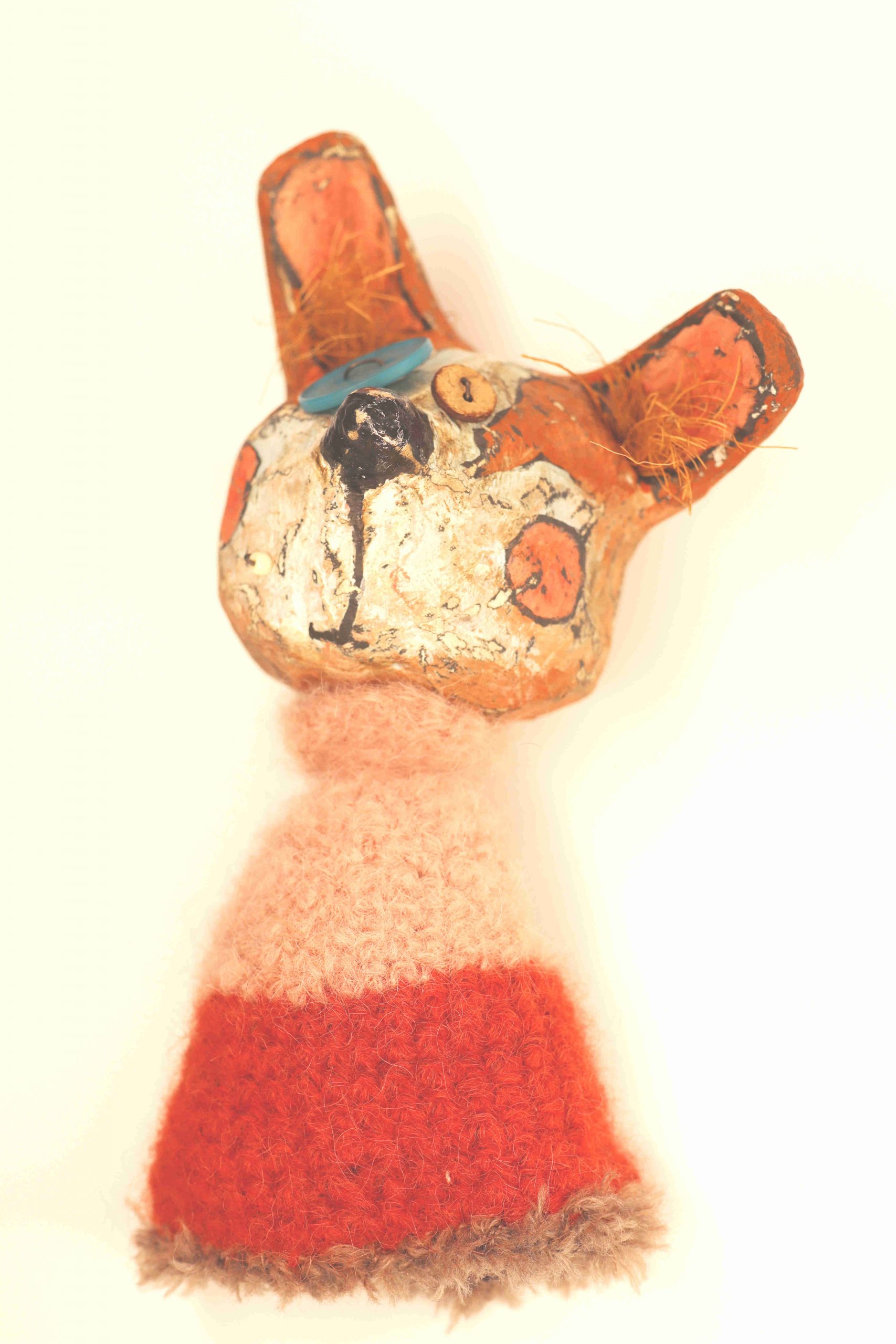 Fantasievoller Hase-Magnet aus Pappmaché