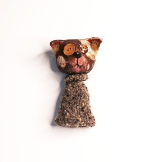 Sculpture aimantée de chat fantaisiste en papier mâché