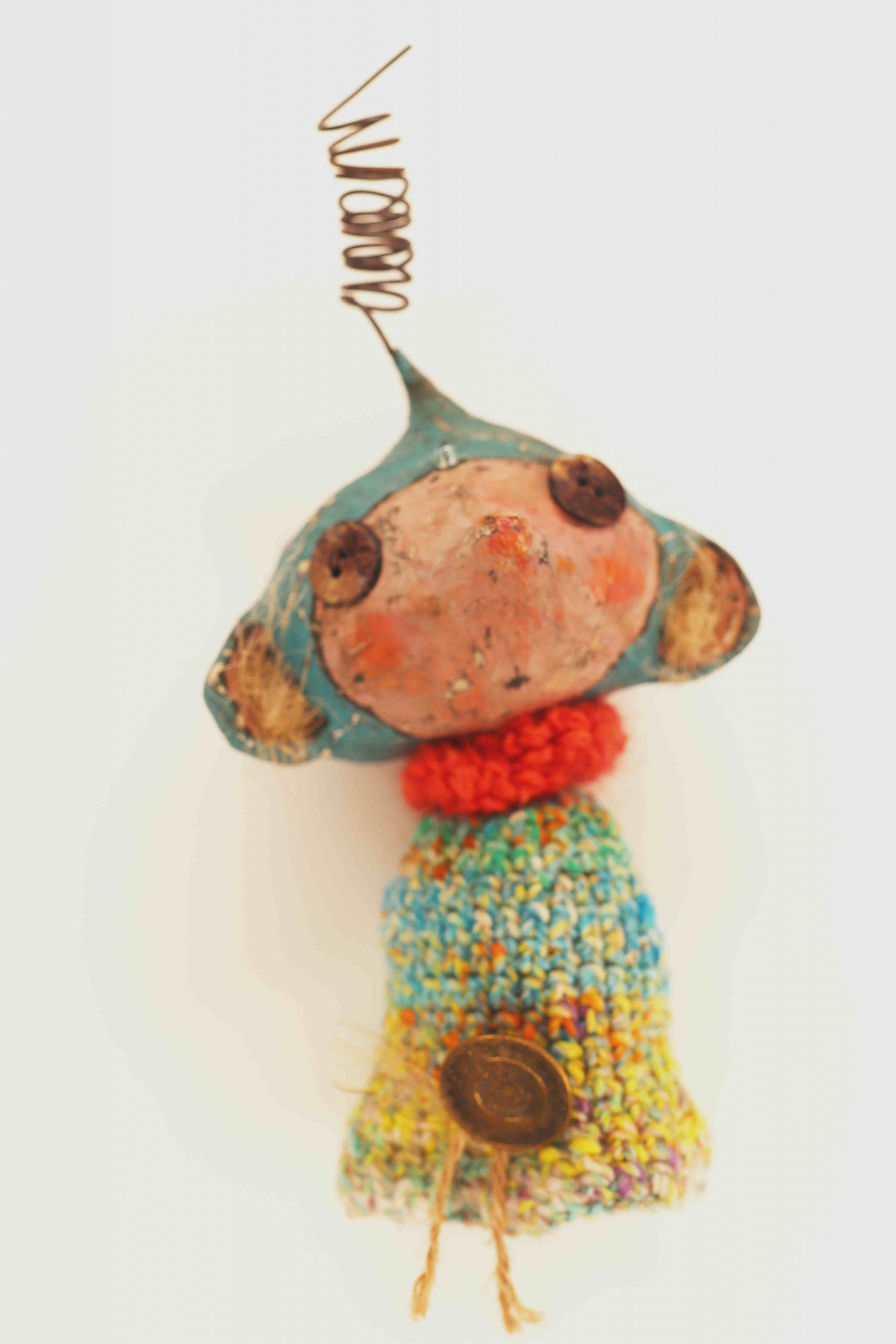 Fantasievolle Figurine mit Magnet aus Pappmaché