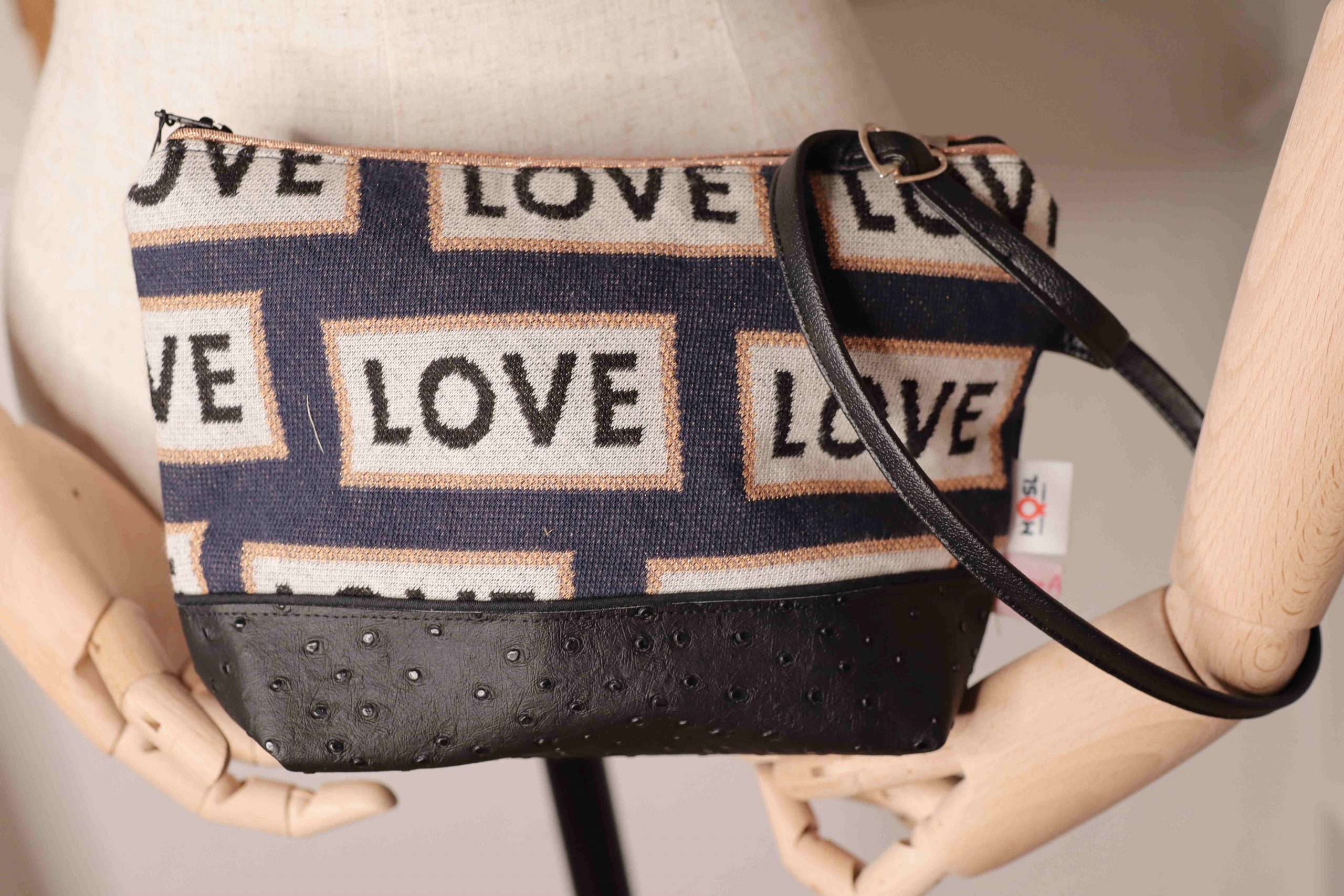 Tasche mit Pailletten und Love-Muster