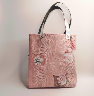 Python-inspired pink tote bag with flowers-patterned cat heads in imitation leather