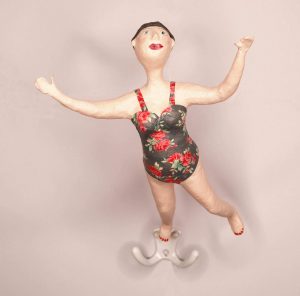 Patère de nageuse en maillot de bain fleuri en papier mâché