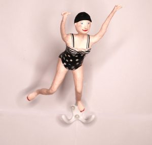 Patère de nageuse en maillot de bain à pois en papier mâché
