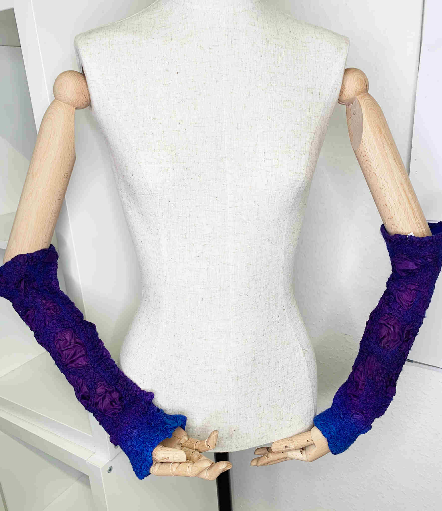 Lange fingerlose Handschuhe aus Seide, Wolle