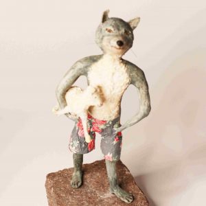 Skulptur eines Wolfs und eines Lamms aus Pappmaché