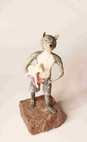 Sculpture d’un loup et d’un agneau en papier mâché